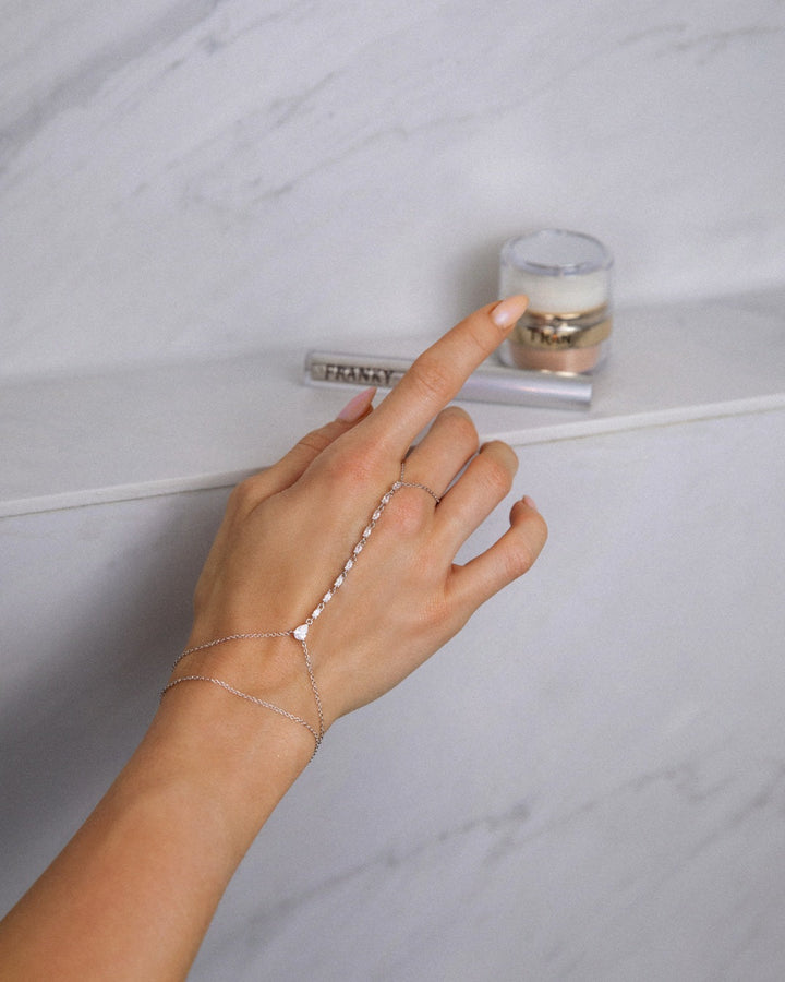 Millie hand chain silver